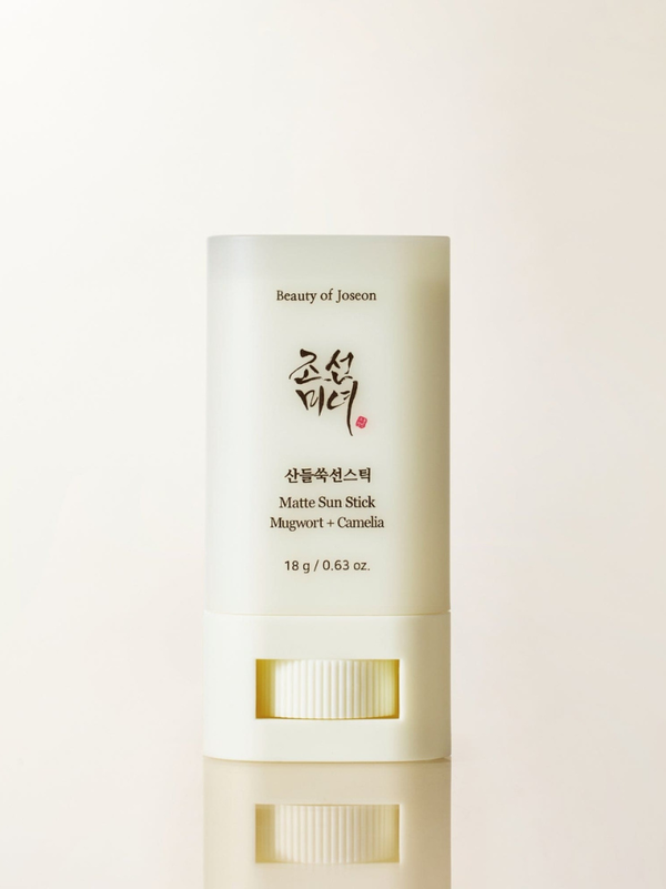 Beauty of Joseon Matte Sun Stick Mugwort + Camelia 18g compact twist-up bar showing its smooth, light-green solid balm formula for seamless sun care touch-ups.