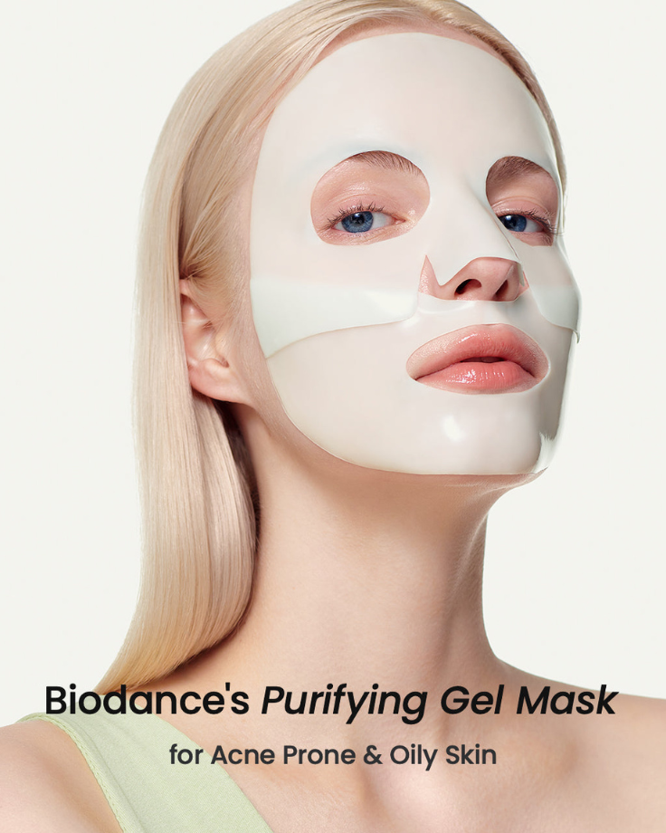 Woman wearing the Biodance Sea Kelp hydrogel mask on her face and neck for overnight soothing and deep absorption.