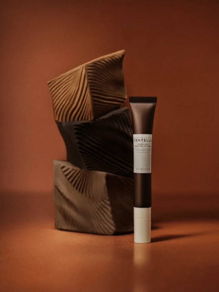 An image highlighting the key ingredients: Bakuchiol and Centella Asiatica, emphasizing their soothing and firming benefits.