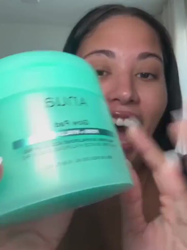 Close-up texture video showing the intense, non-sticky Hyaluronic Acid hydration and immediate "Glass Skin" glow finish on the skin.