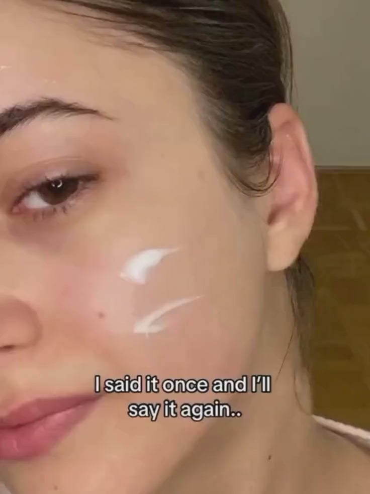 A quick video tutorial on how to apply the Beauty of Joseon Dynasty Cream, showing it being gently patted onto the face to lock in moisture.